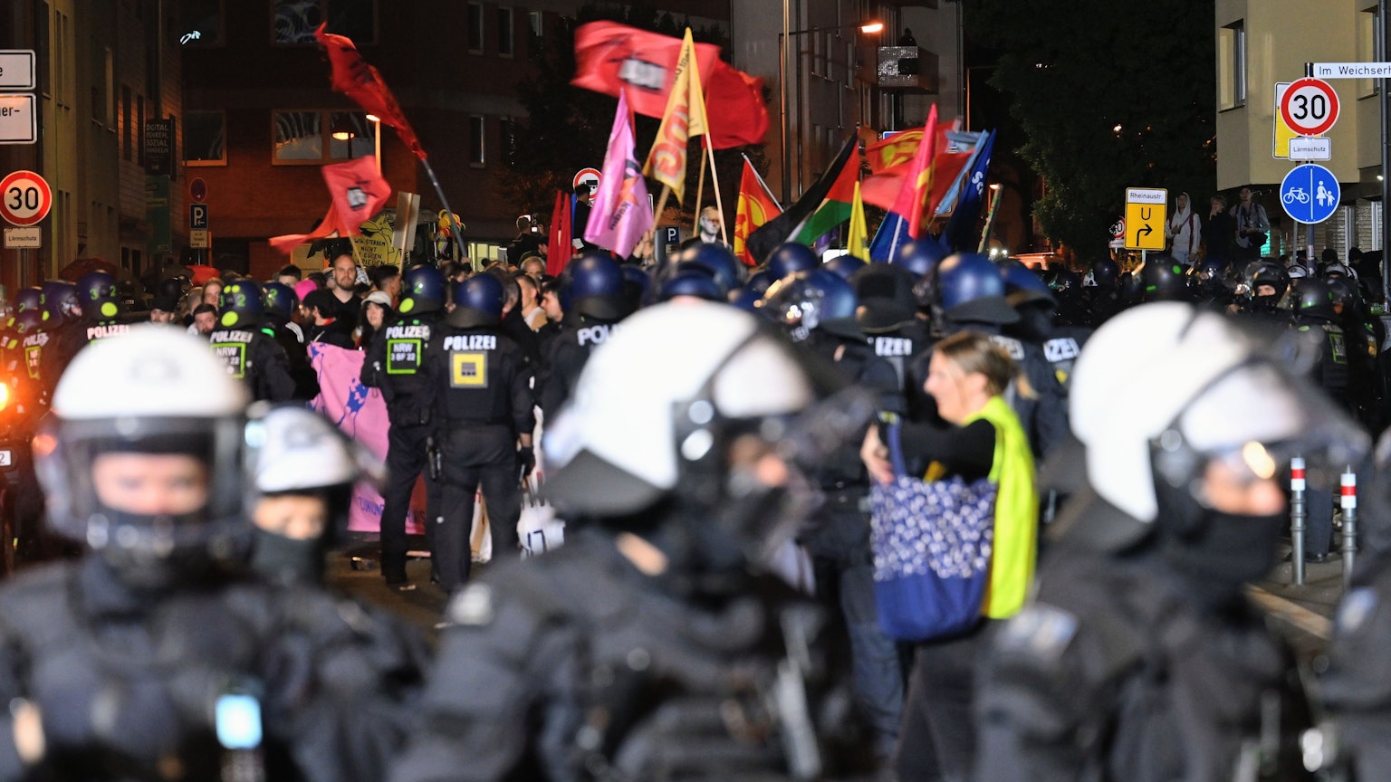 ARCHIV - 30.08.2025, Nordrhein-Westfalen, Köln: Teilnehmer (hinten) werden bei einem "Anti-Kriegs-Marsch" der Initiative "Rheinmetall Entwaffnen" durch die Polizei eingekesselt. (zu dpa: «Innenministerium räumt Versäumnisse bei Anti-Kriegs-Demo ein») Foto: Henning Kaiser/dpa +++ dpa-Bildfunk +++