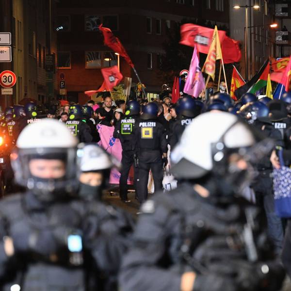 ARCHIV - 30.08.2025, Nordrhein-Westfalen, Köln: Teilnehmer (hinten) werden bei einem „Anti-Kriegs-Marsch“ der Initiative „Rheinmetall Entwaffnen“ durch die Polizei eingekesselt. (zu dpa: «Innenministerium räumt Versäumnisse bei Anti-Kriegs-Demo ein») Foto: Henning Kaiser/dpa +++ dpa-Bildfunk +++
