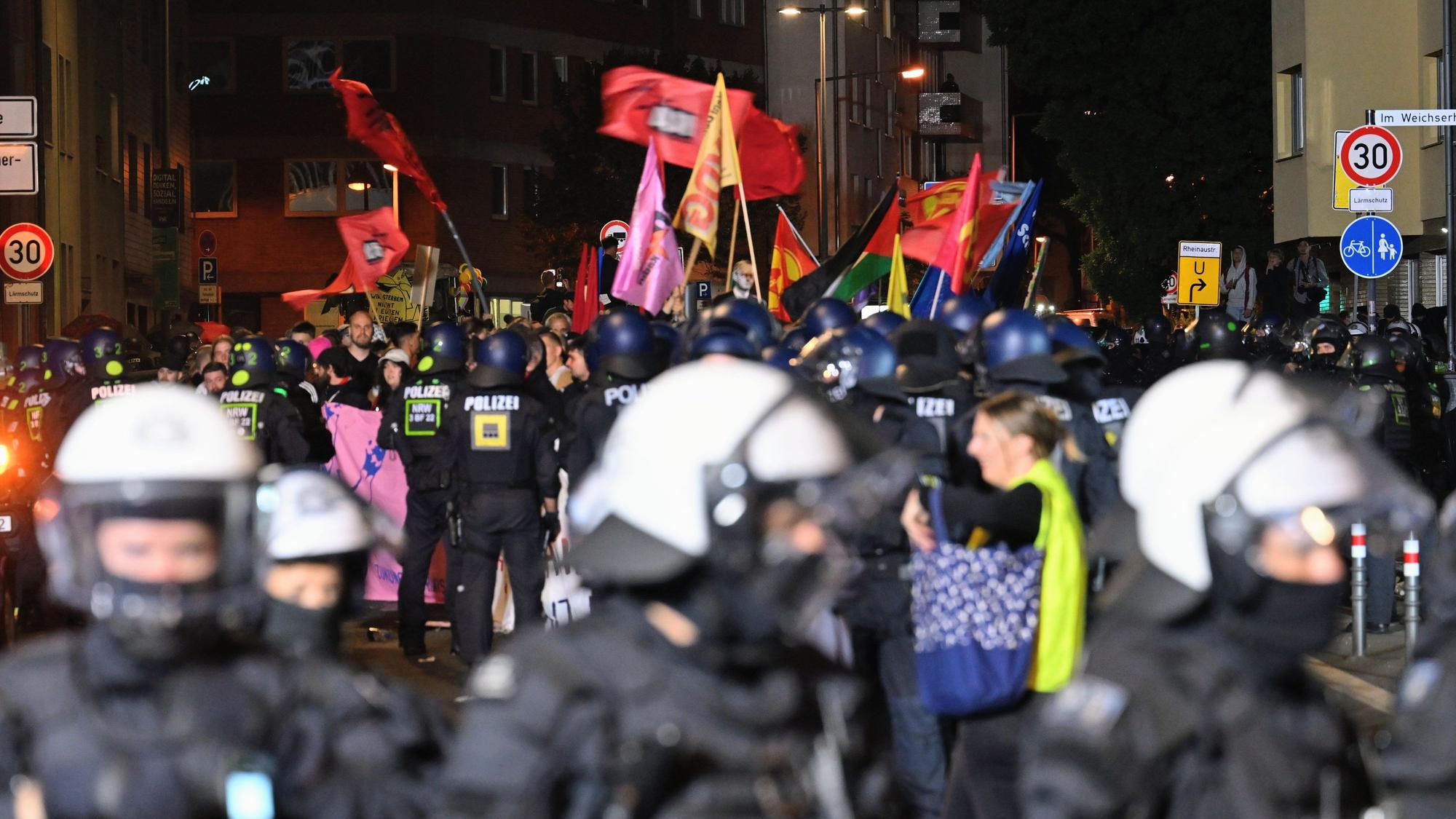 ARCHIV - 30.08.2025, Nordrhein-Westfalen, Köln: Teilnehmer (hinten) werden bei einem "Anti-Kriegs-Marsch" der Initiative "Rheinmetall Entwaffnen" durch die Polizei eingekesselt. (zu dpa: «Innenministerium räumt Versäumnisse bei Anti-Kriegs-Demo ein») Foto: Henning Kaiser/dpa +++ dpa-Bildfunk +++