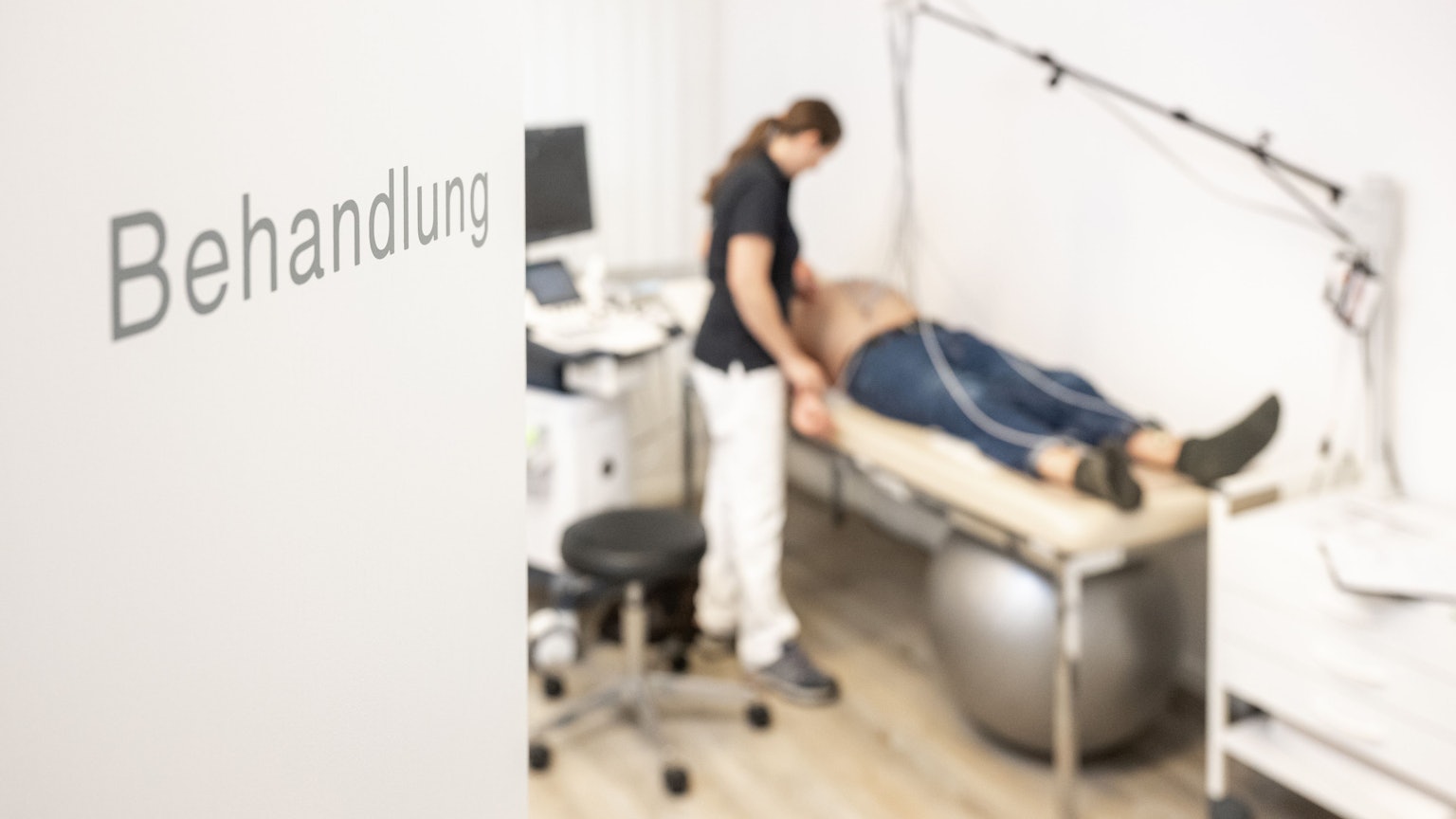Ein Mann liegt beim Arzt auf einer Liege