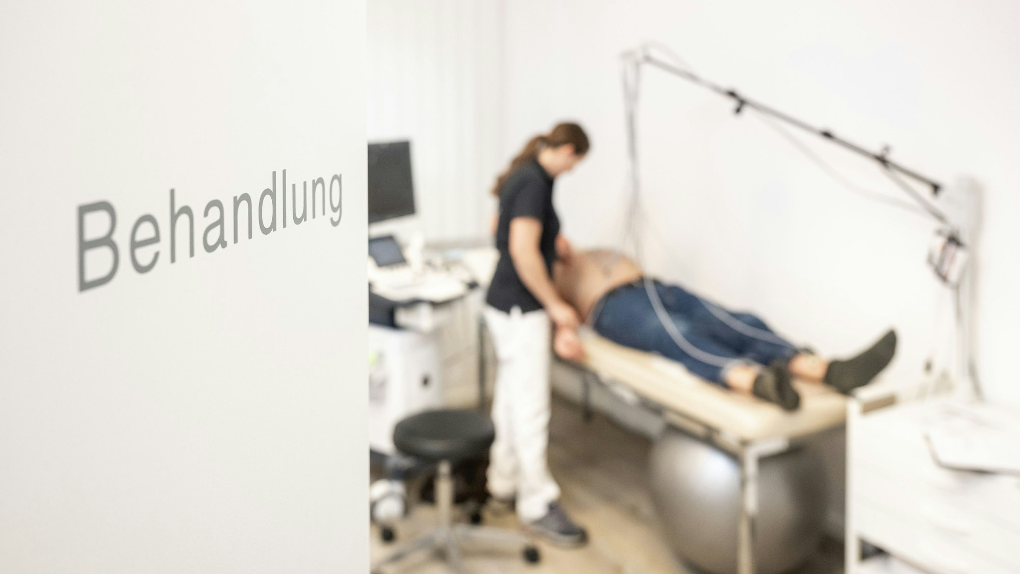 Ein Mann liegt beim Arzt auf einer Liege