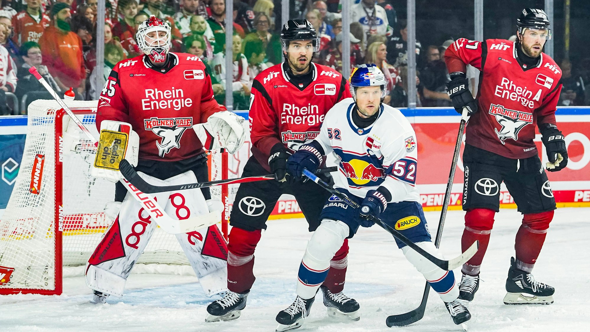 Haie-Torwart Tobias Ancicka verteidigt mit Oliwer Kaski (l.) und Brady Austin gegen den Münchner Patrick Hager.