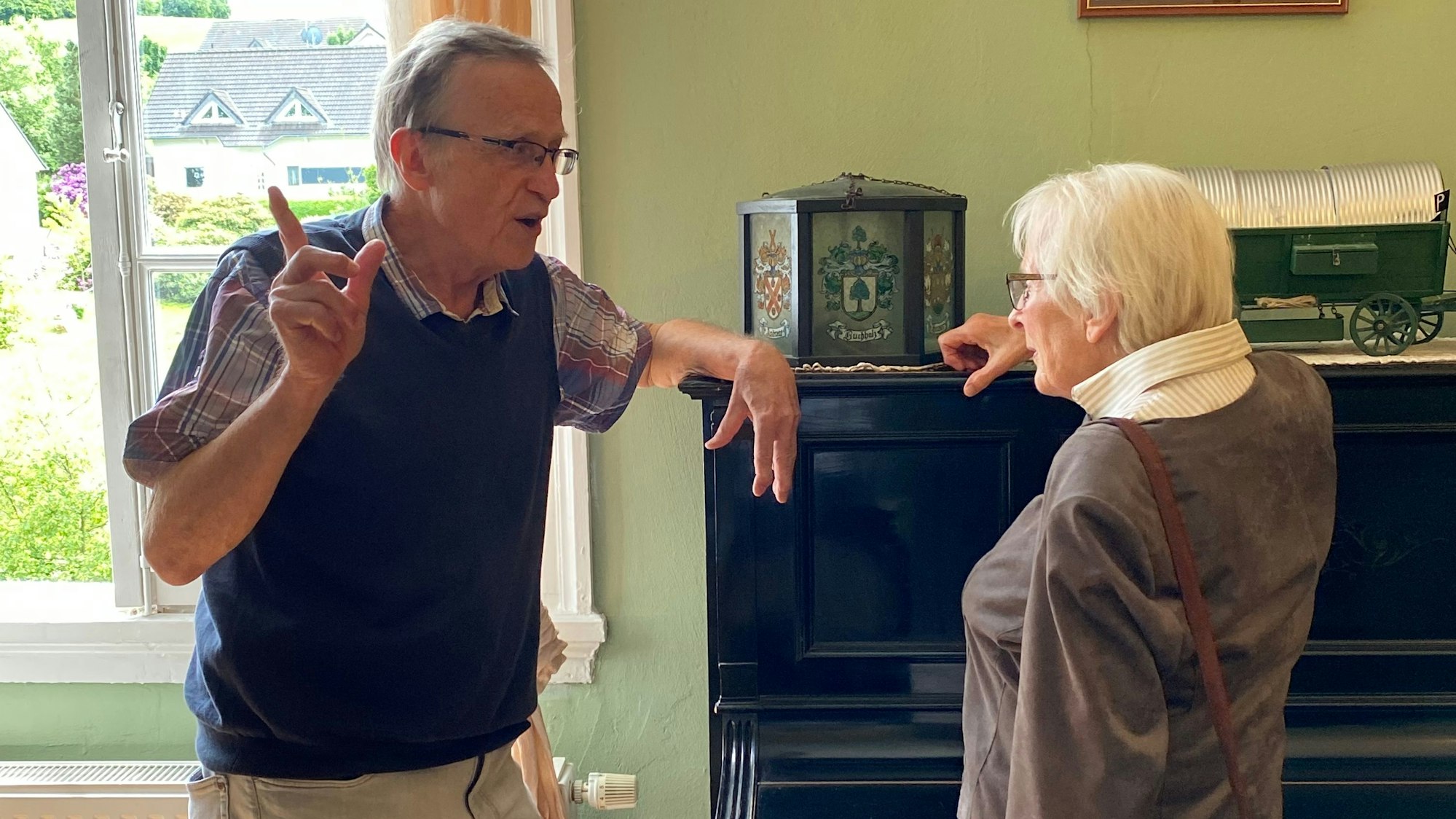 Ein Gespräch zwischen einem Mann und einer Frau in einem Museum.