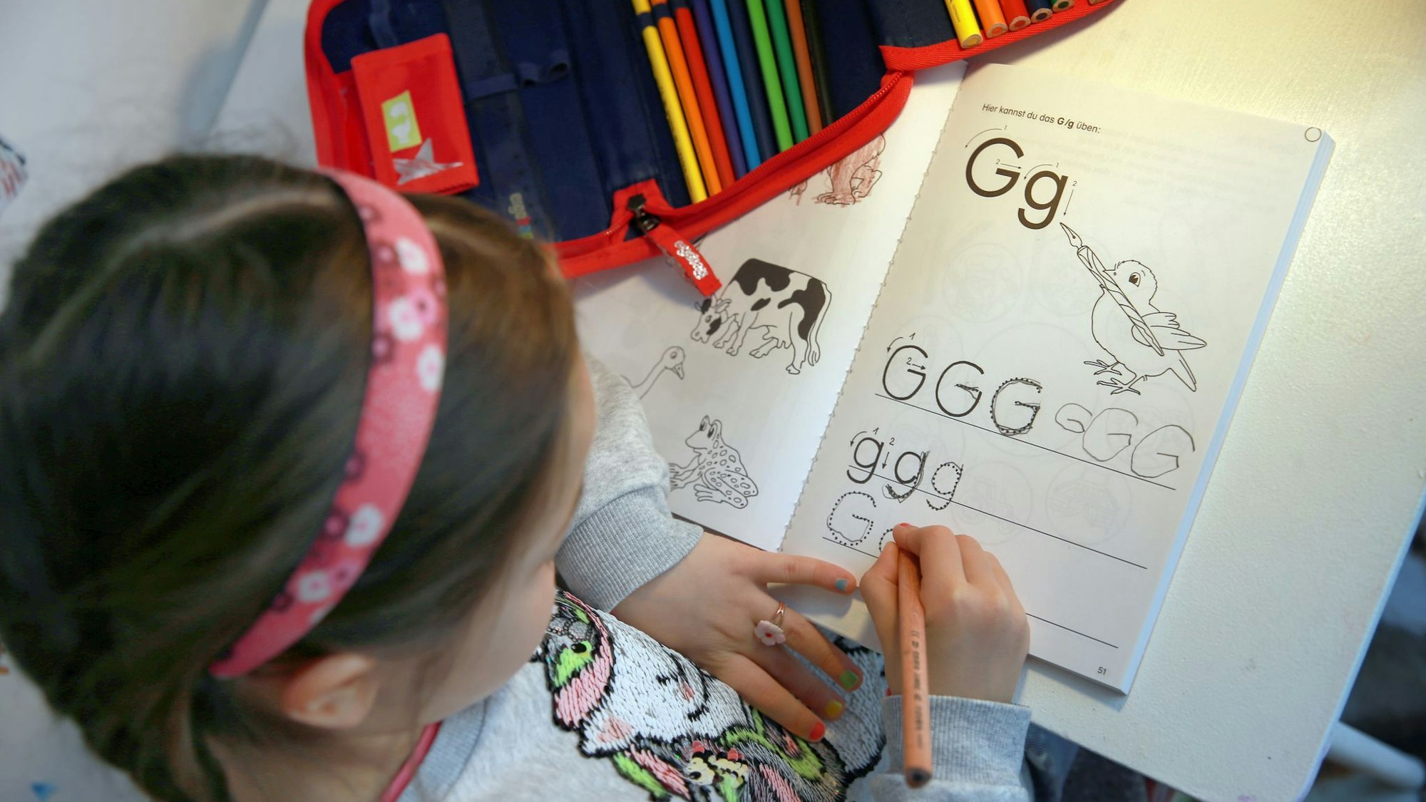 Was ist der Vorteil vom Schreiben mit Stift auf Papier? Es fördert laut einem Wissenschaftler buchstäbliches Begreifen einzelner Zeichen und rasches Kombinieren oder Entziffern von Buchstabengruppen.