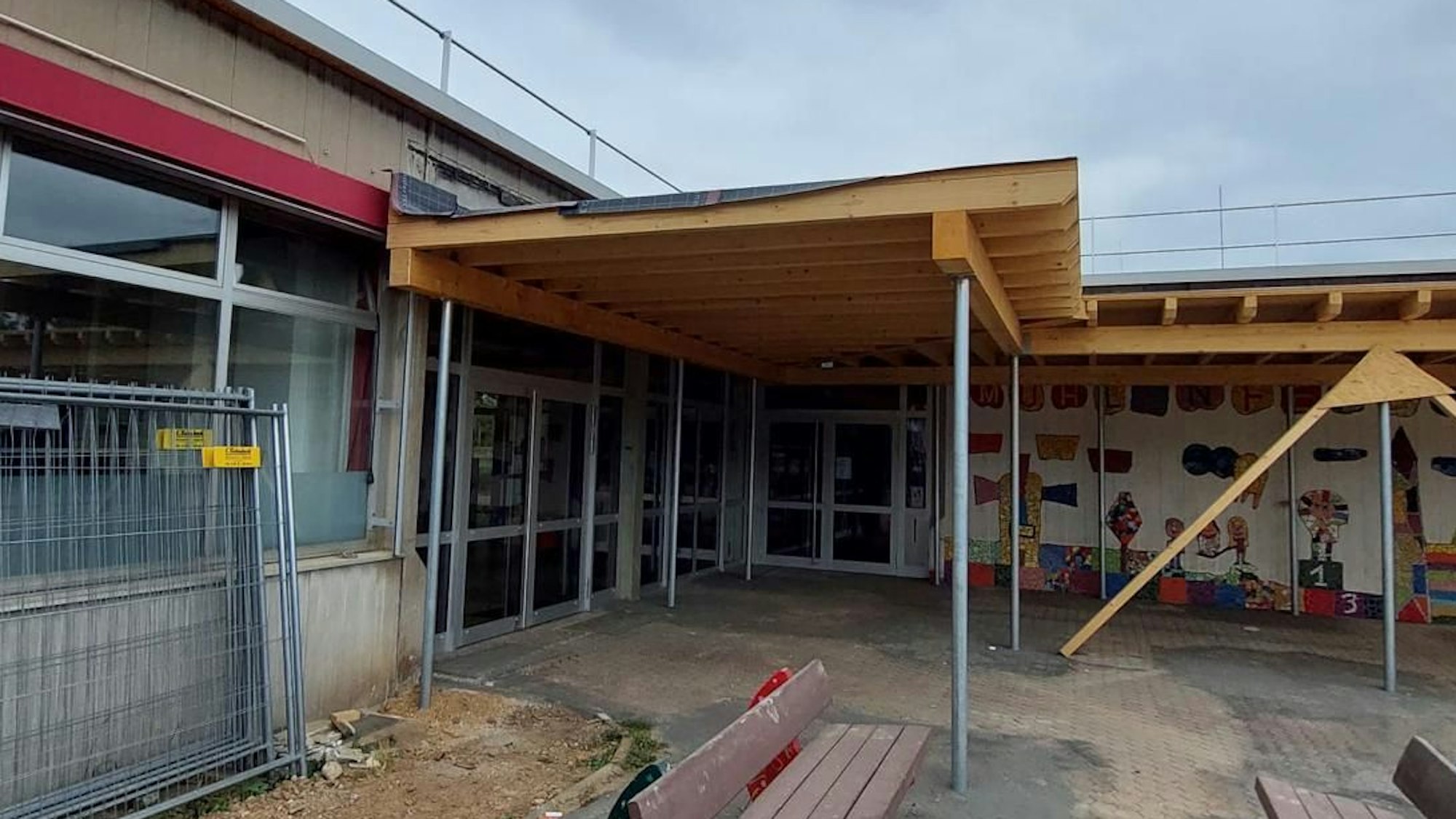 Das Foto zeigt das Vordach der Mühlenfeldschule.