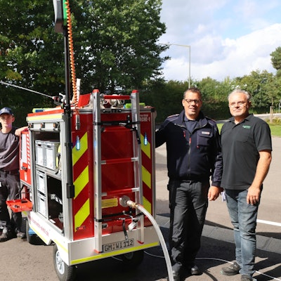 Bild einer Menschengruppe rund um ein Kinderfeuerwehrauto