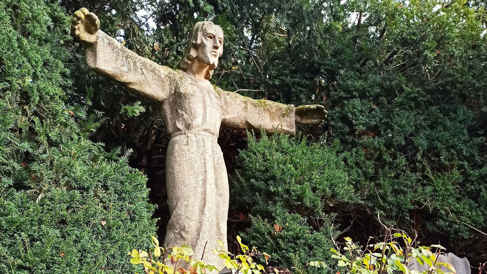 Mahnmal für Frieden: Der segnende Christus ruft Versöhnung, Verständigung und Gewaltlosigkeit auf – sowohl im persönlichen als auch im politischen Sinne.