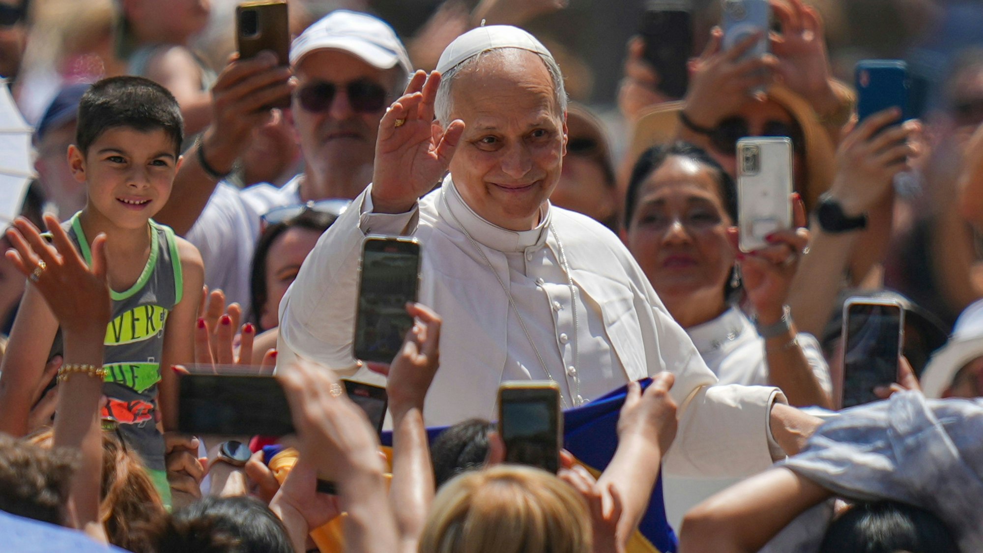 Erhält bisher viel Zuspruch: Papst Leo XIV. Mitte Juni auf dem Petersplatz.dpa