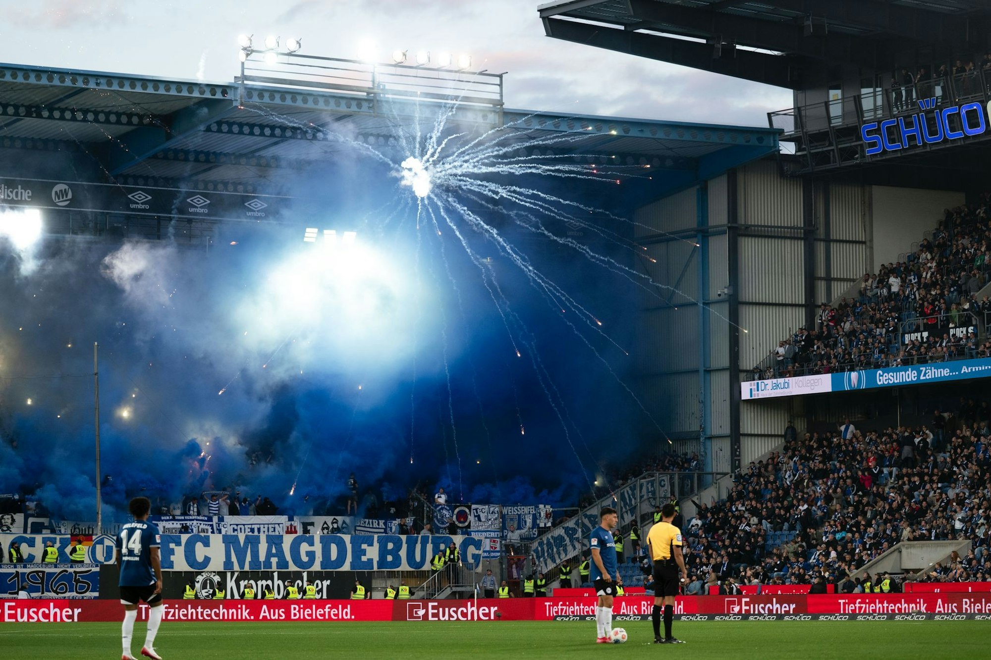 Magdeburger Fans sorgten für eine Unterbrechung der Partie in Bielefeld.