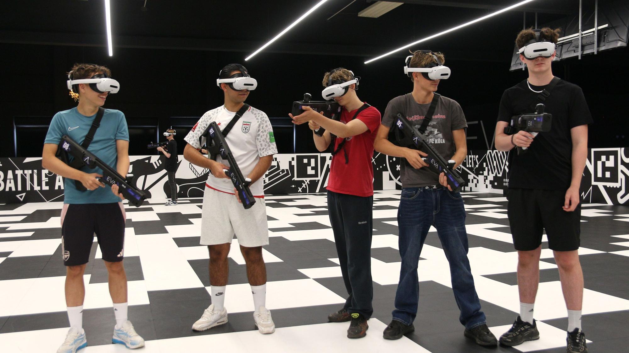 Das Foto zeigt Spieler mit VR-Brillen und VR-Waffen in der Pulheimer E-Sports-Arena.