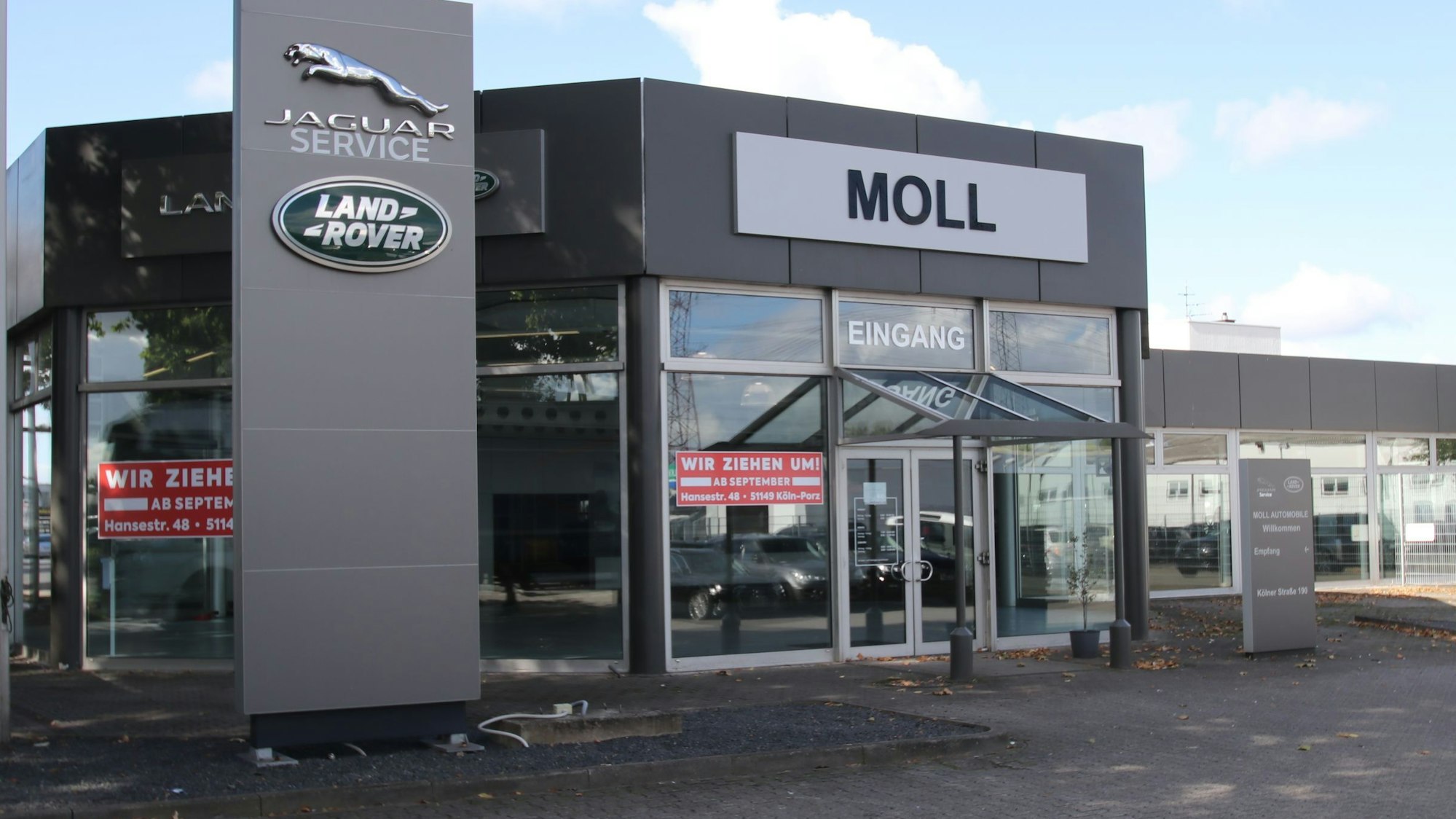 Auf dem Bild ist die fast leere Immobilie zu sehen, in der bis vor kurzem ein Autohändler ansässig war.