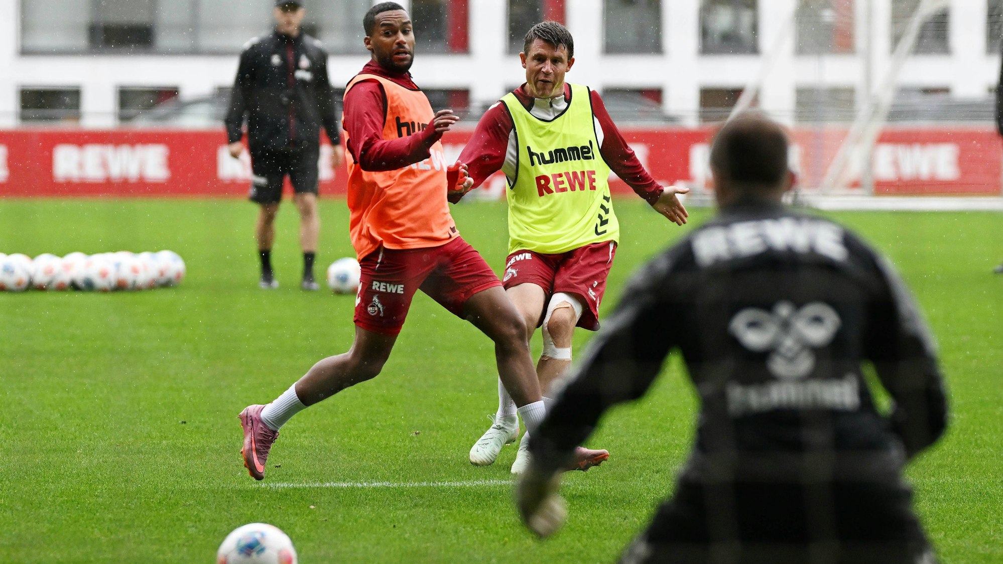Müssen in Köln bleiben: Linton Maina (l.) und Dominique Heintz.
