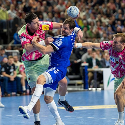 Kentin Mahe wird von Mijajlo Marsenic am Wurf gehindert.