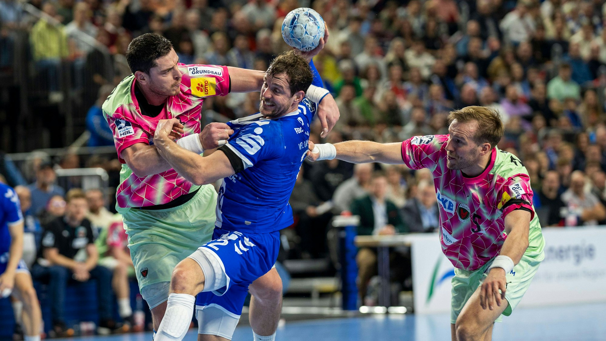 Kentin Mahe wird von Mijajlo Marsenic am Wurf gehindert.