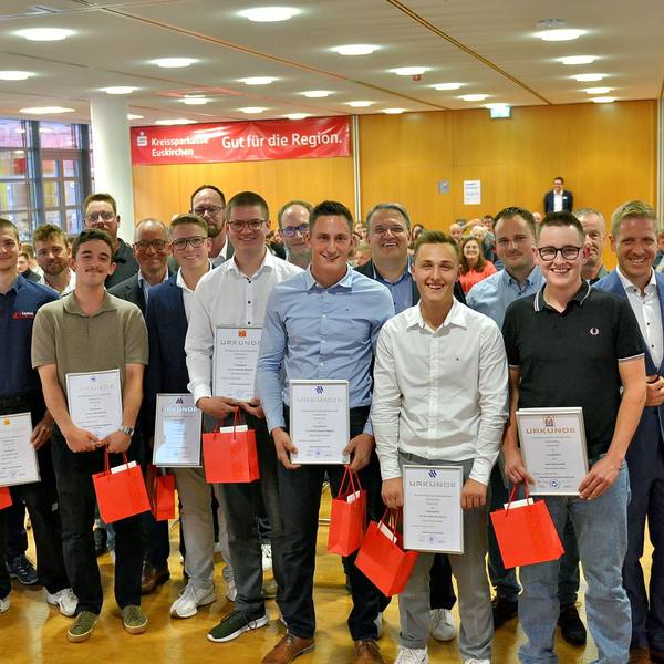 Nico Prinz, Manuel Bertram, Louis Müller, Alexander Gehrmann, Constantin Odenthal, Maximilian Reinartz und Elias Schmidt konnten ihre Gesellenprüfungen als Innungsbeste absolvieren. Sie stehen vorne und halten ihre Urkunden in den Händen.