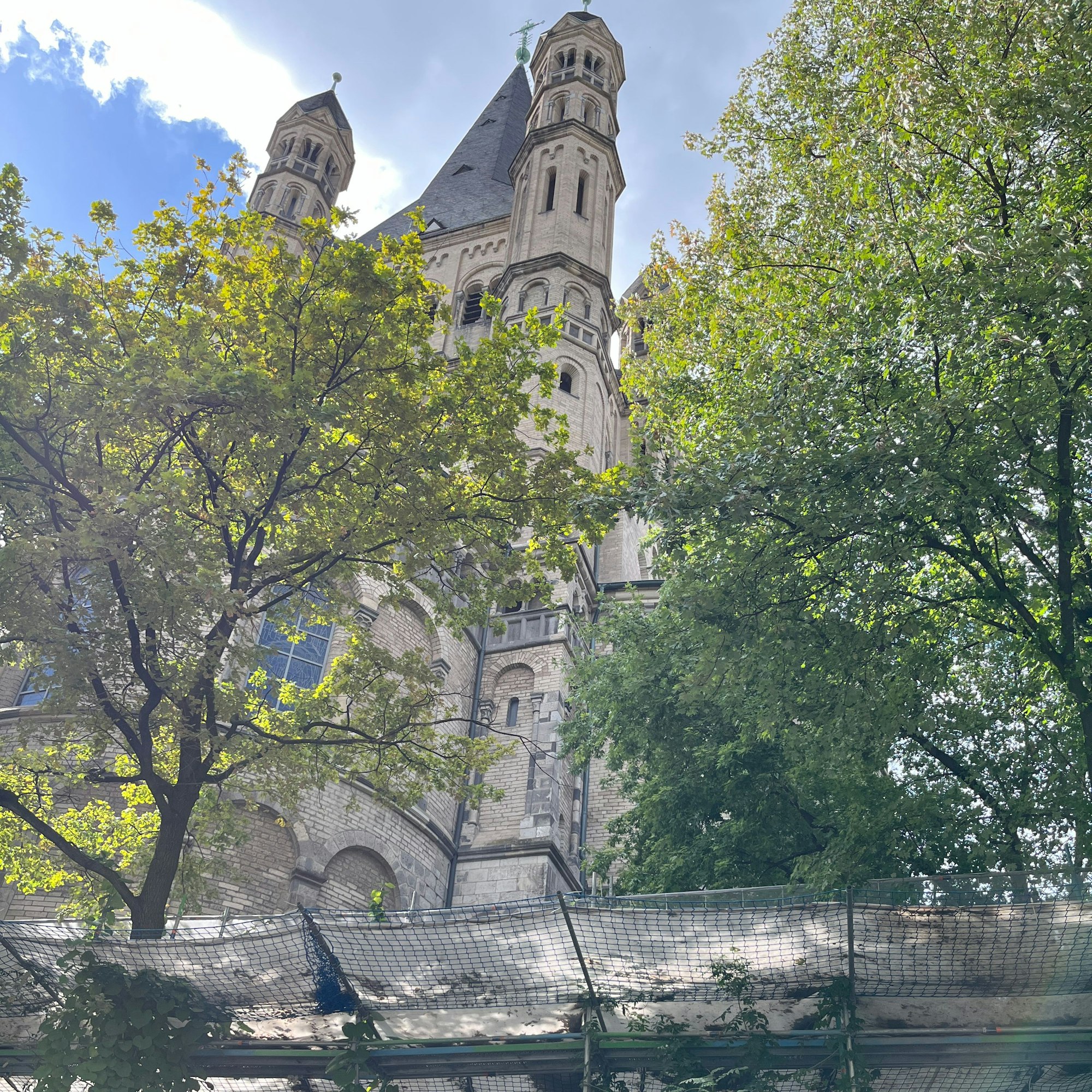 Direkt unter dem Kirchturm liegt die gesperrte Spielfläche.