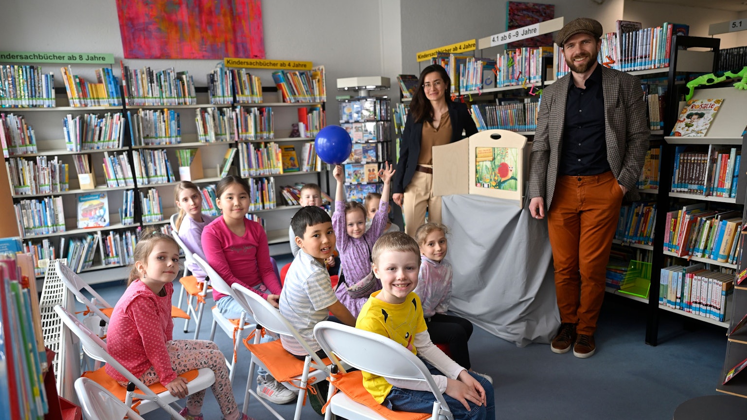 Reger Betrieb herrscht in den bisherigen Stadtbücherei-Räumen in Rösrath. Die Stadtverwaltung strebt einen Umzug in deutlich größere Räume in einem geplanten Neubau an.