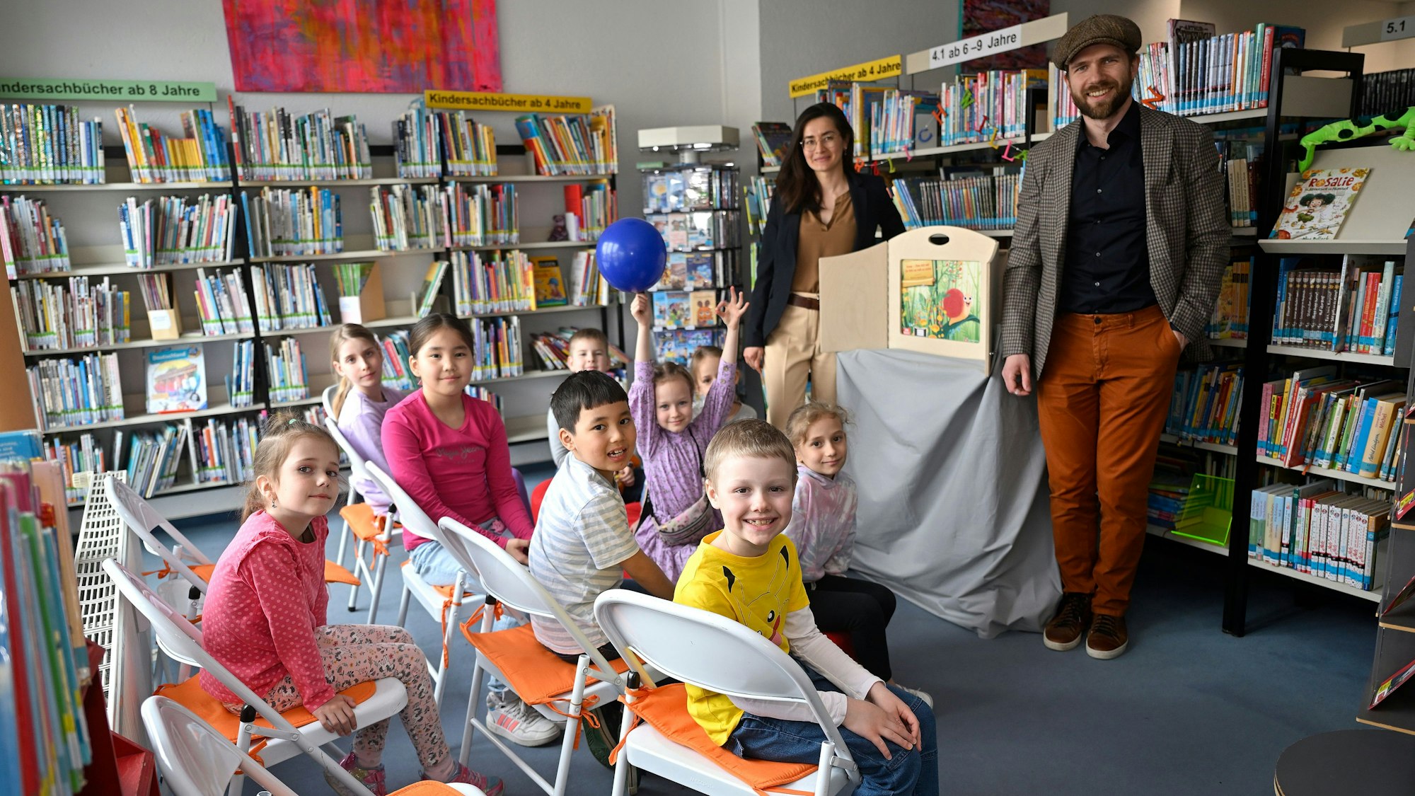 Reger Betrieb herrscht in den bisherigen Stadtbücherei-Räumen in Rösrath. Die Stadtverwaltung strebt einen Umzug in deutlich größere Räume in einem geplanten Neubau an.