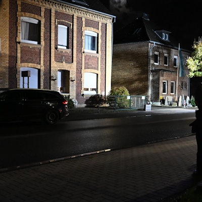 Die Heerstraße in Kerpen-Brüggen war im Bereich des Tatortes komplett gesperrt.