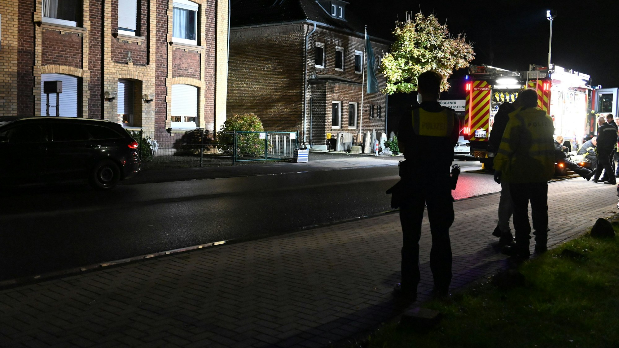 Die Heerstraße in Kerpen-Brüggen war im Bereich des Tatortes komplett gesperrt.
