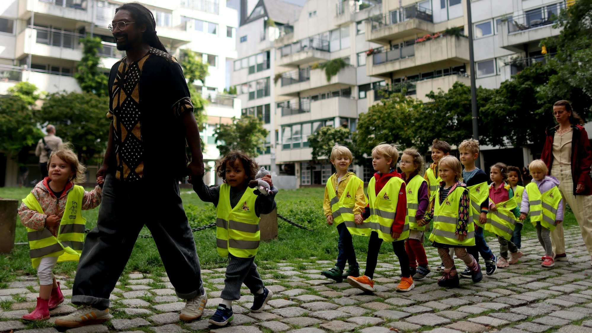 Gut zu Fuß: Mit Kita-Helfer Diego Viteri und Leiterin Swenja Leuffen ist ein Teil der Gruppe in der Altstadt unterwegs.