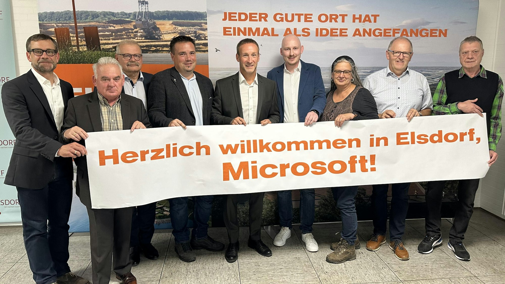 Bürgermeister Andreas Heller und Vertreter der Stadtratsfraktionen wie auch Verwaltung freuen sich über die Ansiedlung von Microsoft in Elsdorf.