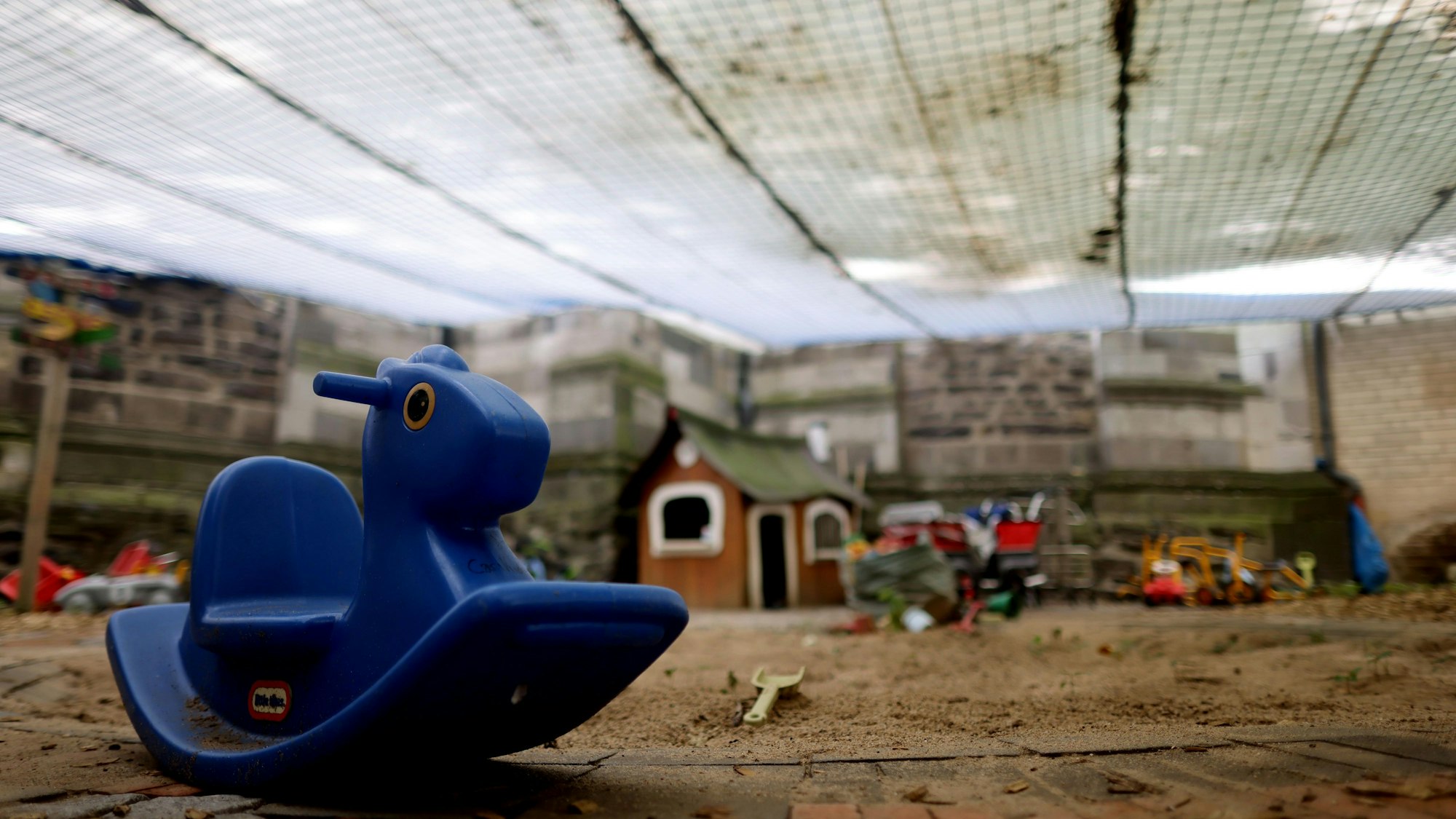 Ein trauriger Anblick: Die Außenfläche der Kita liegt komplett unter einem Netz, das Steine abhalten soll. Seit Oktober 2024 ist sie gesperrt.