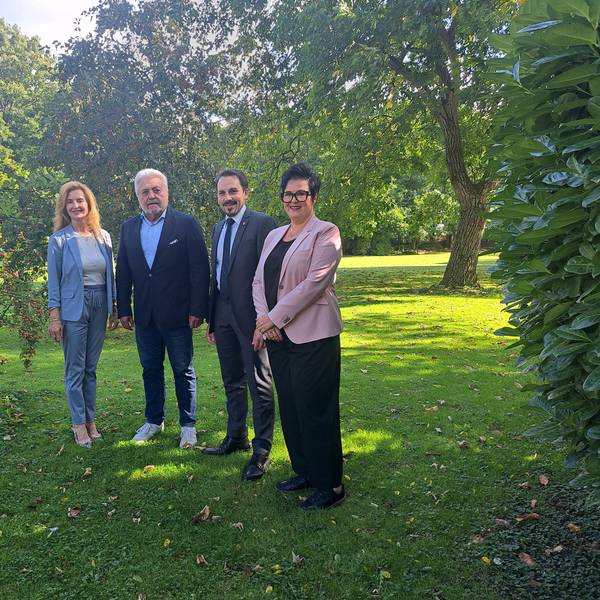 Die Hotelbesitzer Simone und Emil Seidel, Bürgermeister Matthias Großgarten und Angela Glosch, die Leiterin des Niederkasseler Standesamtes, (v.l.) nach der Vertragsunterzeichung im Garten des Hotels Clostermanns Hof.
