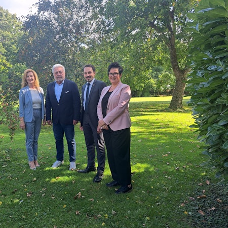 Die Hotelbesitzer Simone und Emil Seidel, Bürgermeister Matthias Großgarten und Angela Glosch, die Leiterin des Niederkasseler Standesamtes, (v.l.) nach der Vertragsunterzeichung im Garten des Hotels Clostermanns Hof.