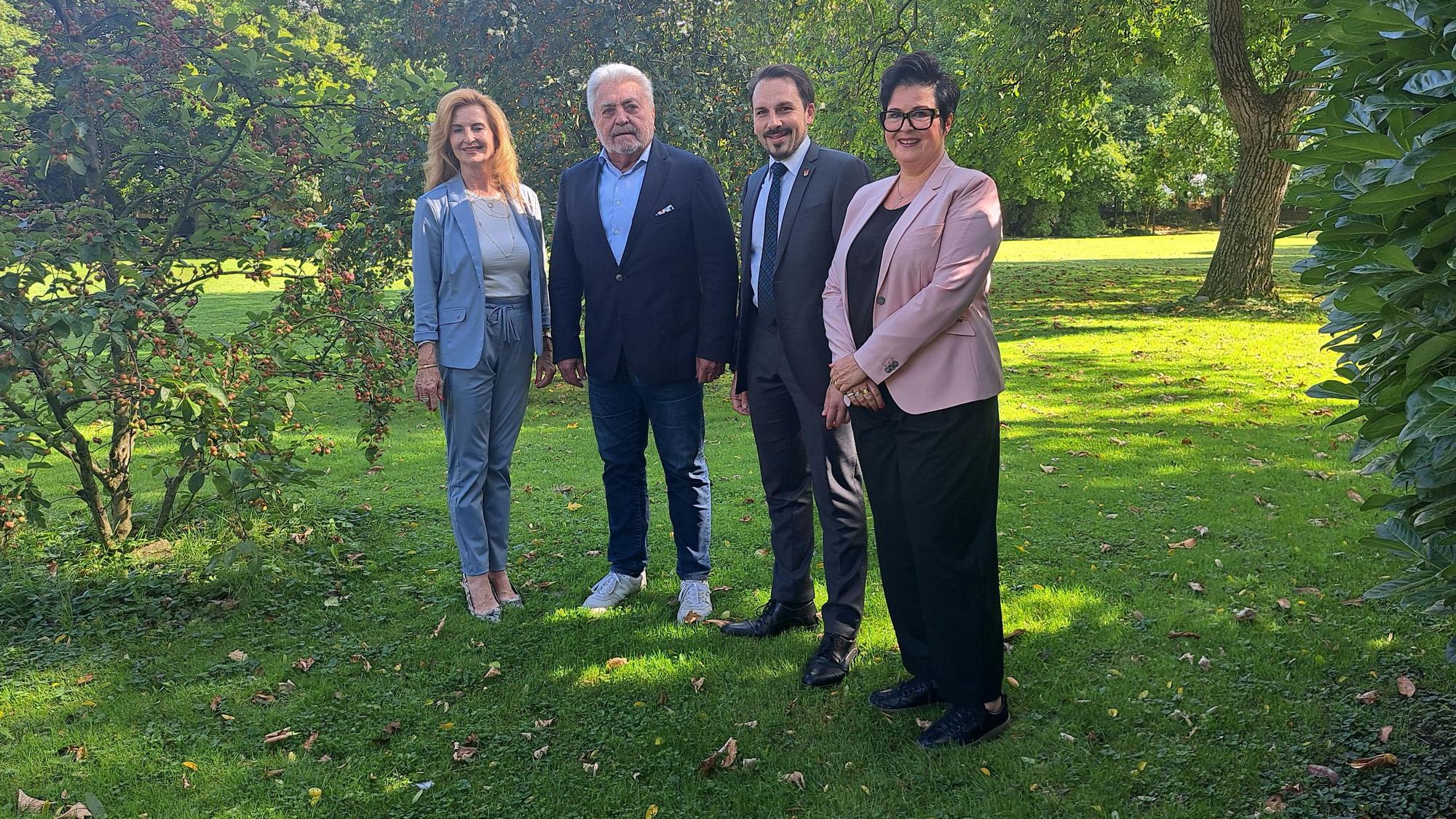 Die Hotelbesitzer Simone und Emil Seidel, Bürgermeister Matthias Großgarten und Angela Glosch, die Leiterin des Niederkasseler Standesamtes, (v.l.) nach der Vertragsunterzeichung im Garten des Hotels Clostermanns Hof.