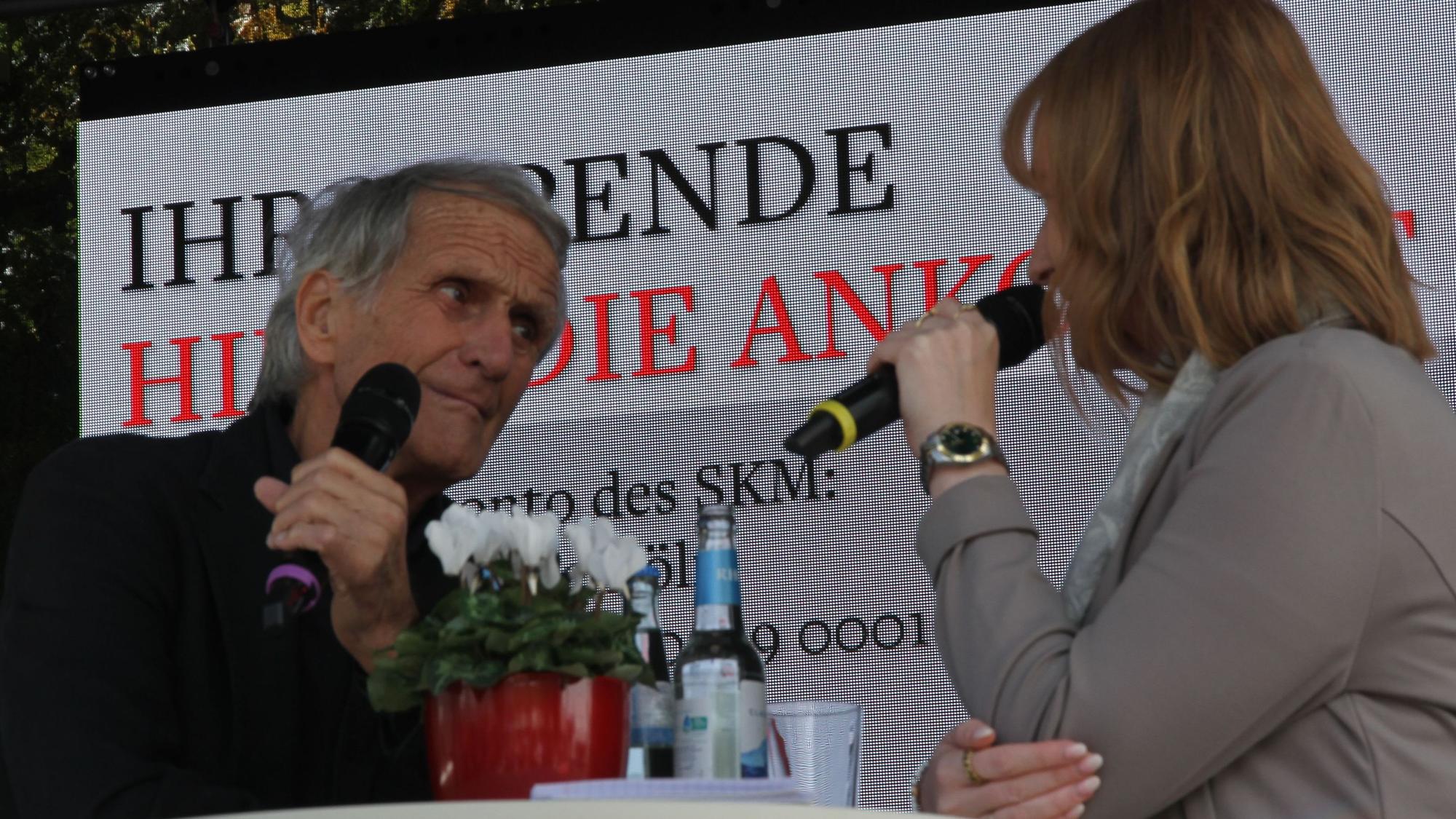 Feier zu 100 Jahren SKM Rhein-Sieg, Wolfgang Overath im Gespräch auf der Festbühne