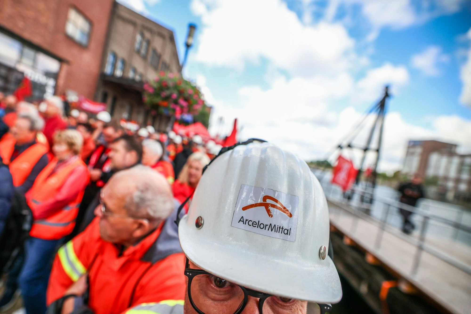 Die Beschäftigten von Arcelormittal in Duisburg haben im Innenhafen für den Erhalt ihrer Arbeitsplätze demonstriert. Das Unternehmen hatte im Juni seine Investitionspläne für das Duisburger Werk auf Eis gelegt.