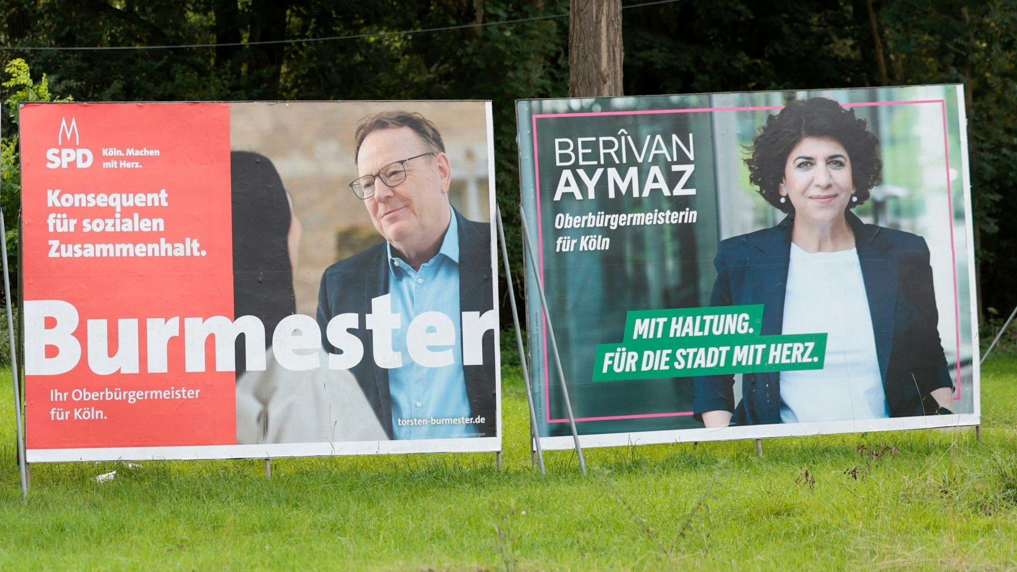 Die Wahlplakate der OB-Kandidierenden Burmester und Aymaz nebeneinander.