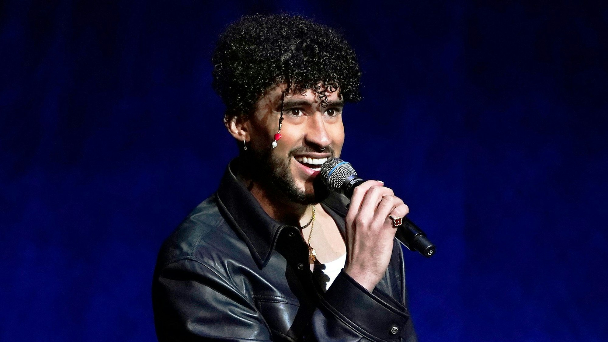 Bad Bunny mit Mikrofon.