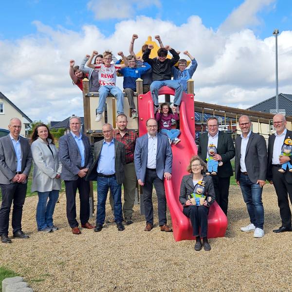 Offizielle Vertreter stehen vor dem Spielschiff, Kinder sitzen jubelnd im Ausguck.