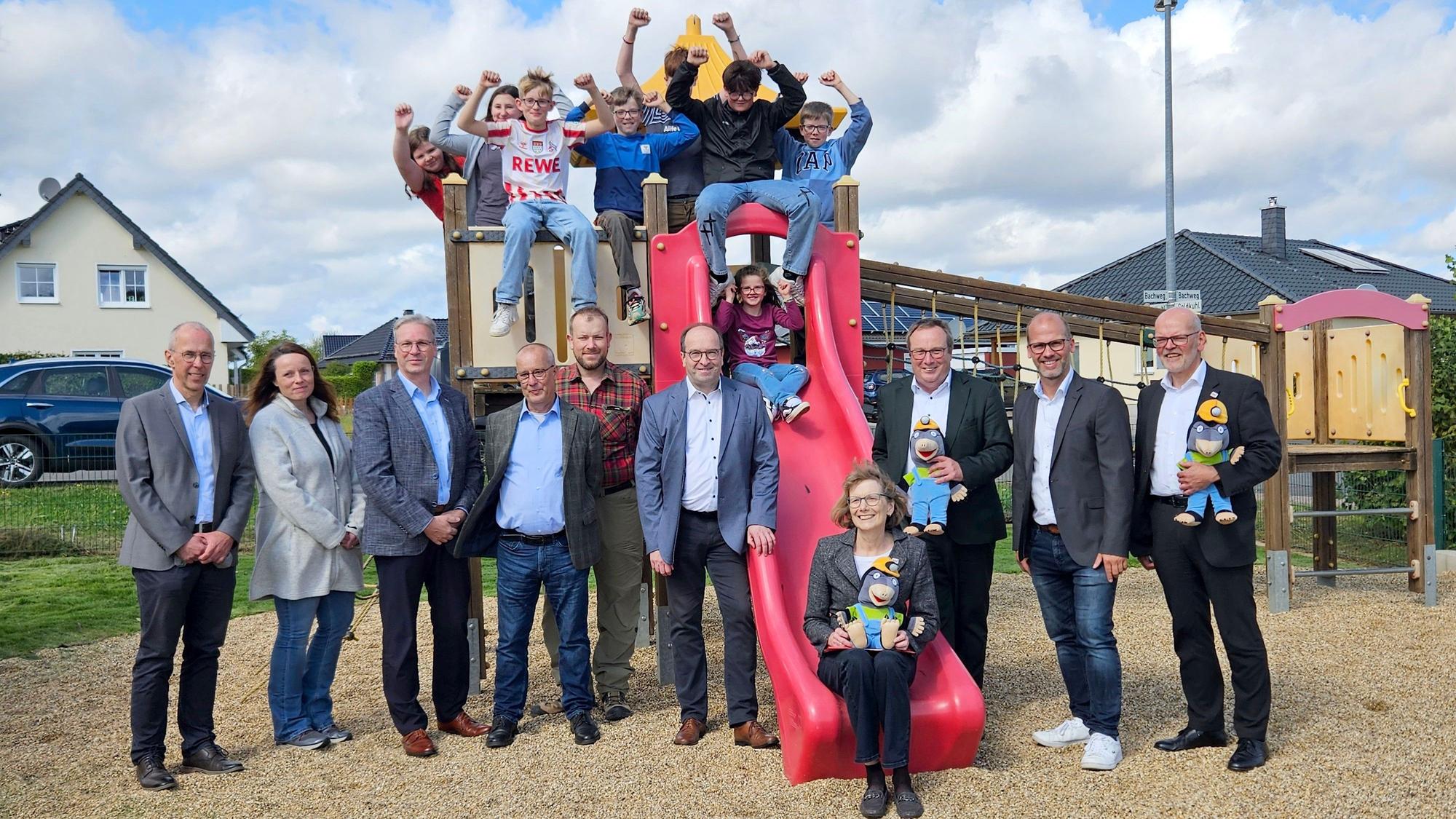 Offizielle Vertreter stehen vor dem Spielschiff, Kinder sitzen jubelnd im Ausguck.