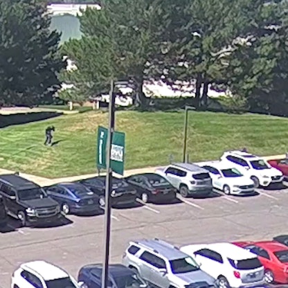 Dieser Screenshot aus einem Video, das vom Federal Bureau of Investigation (FBI) am 11. September 2025 veröffentlicht wurde, zeigt eine verdächtige Person, die unmittelbar nach der tödlichen Schießerei auf Charlie Kirk über den Rasen der Utah Valley University in Orem, Utah, rennt.