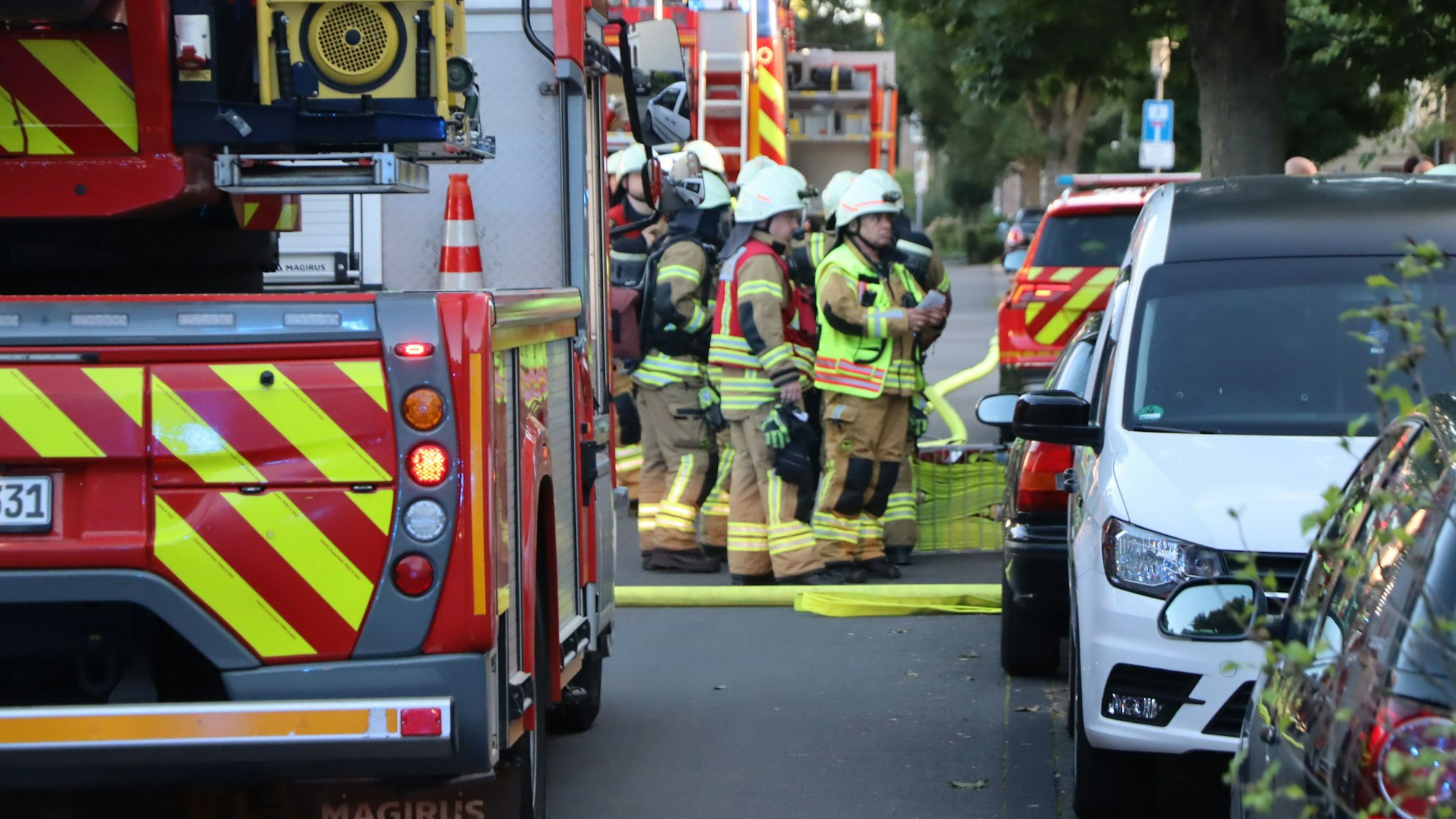 Die hauptamtliche und freiwillige Feuerwehr Brühl war mit rund 30 Einsatzkräften vor Ort. Verletzt wurde niemand. Das Feuer in der Erdgeschosswohnung konnte schnell unter Kontrolle gebracht und gelöscht werden.