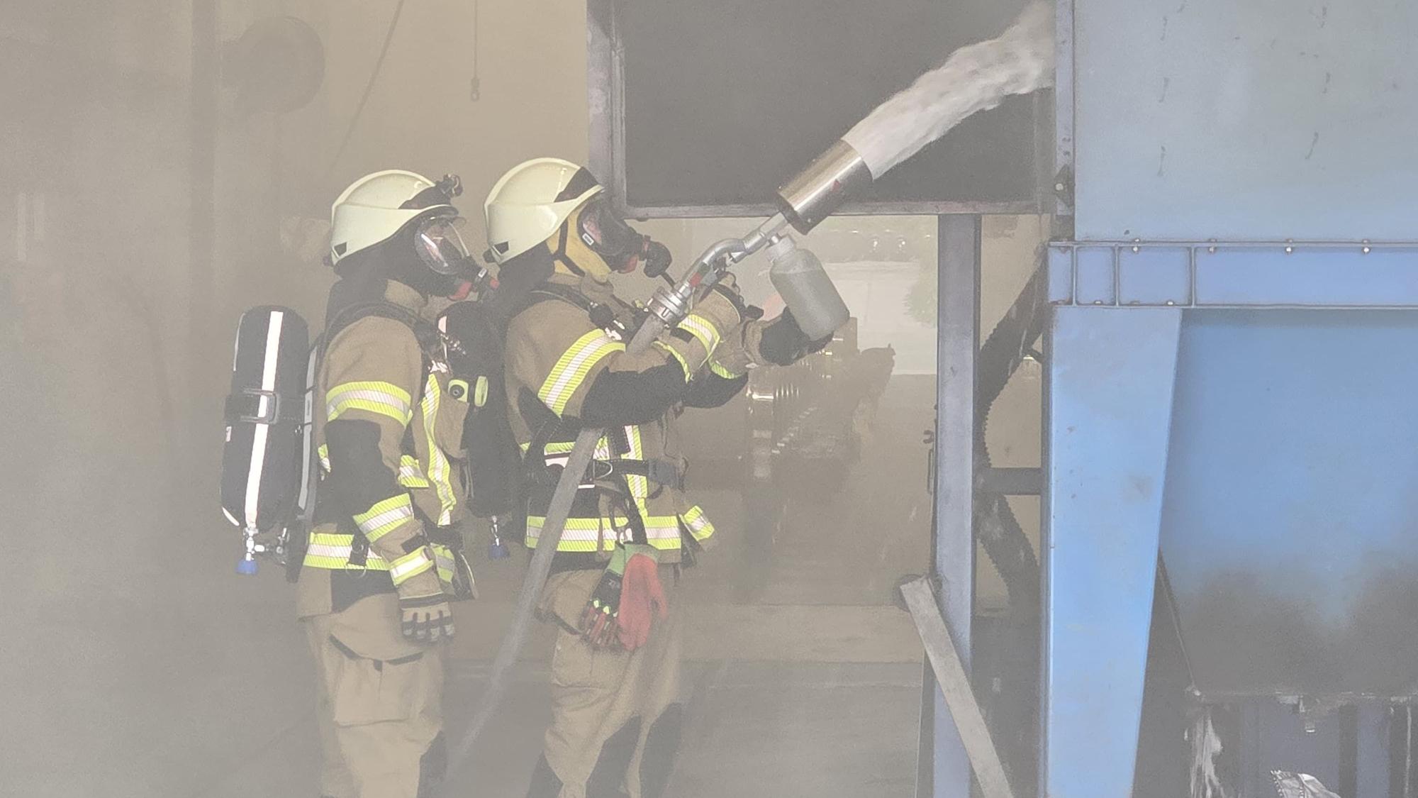 Mehrere Trupps konnten unter schwerem Atemschutz das Feuer löschen.