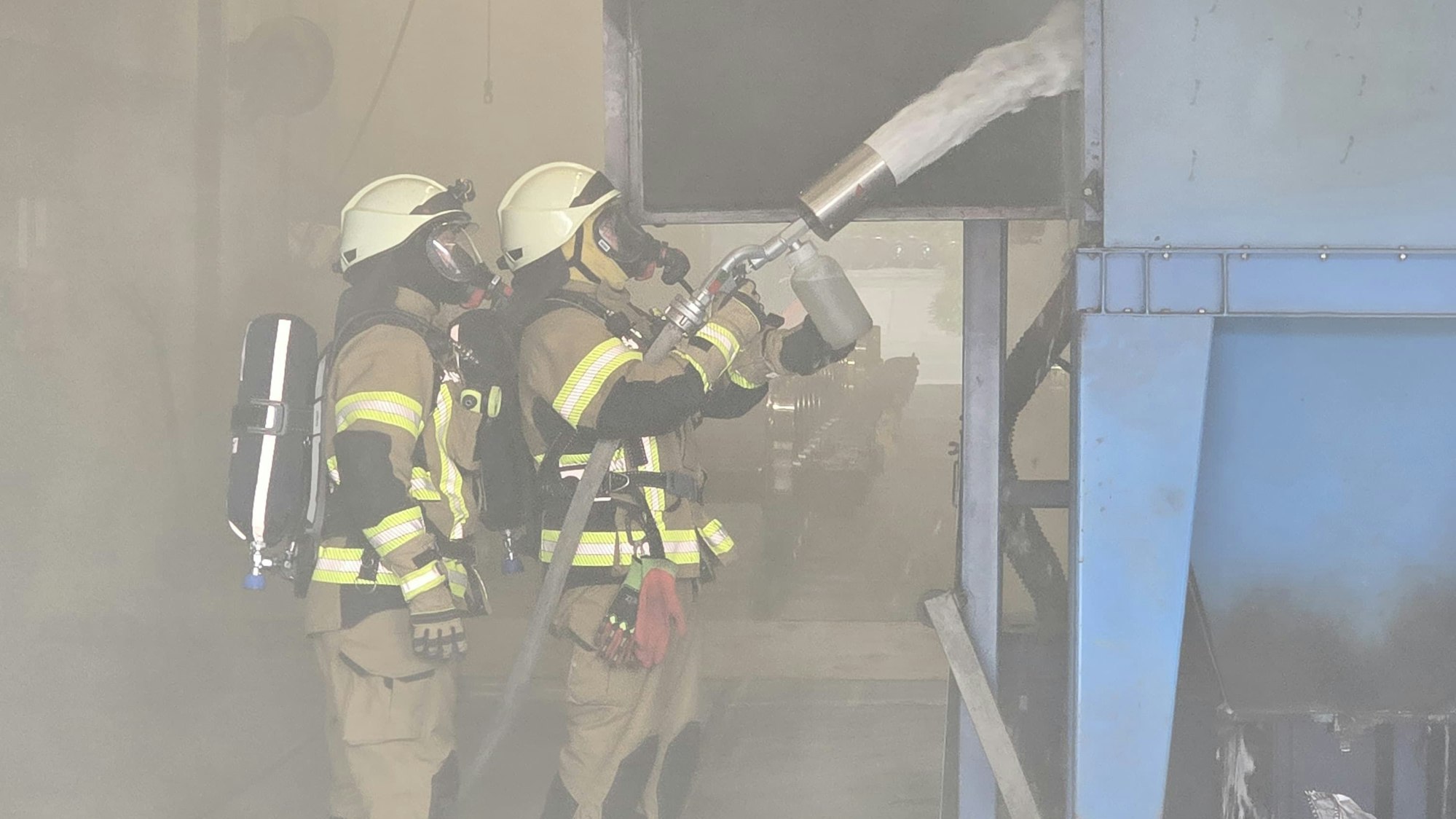 Mehrere Trupps konnten unter schwerem Atemschutz das Feuer löschen.
