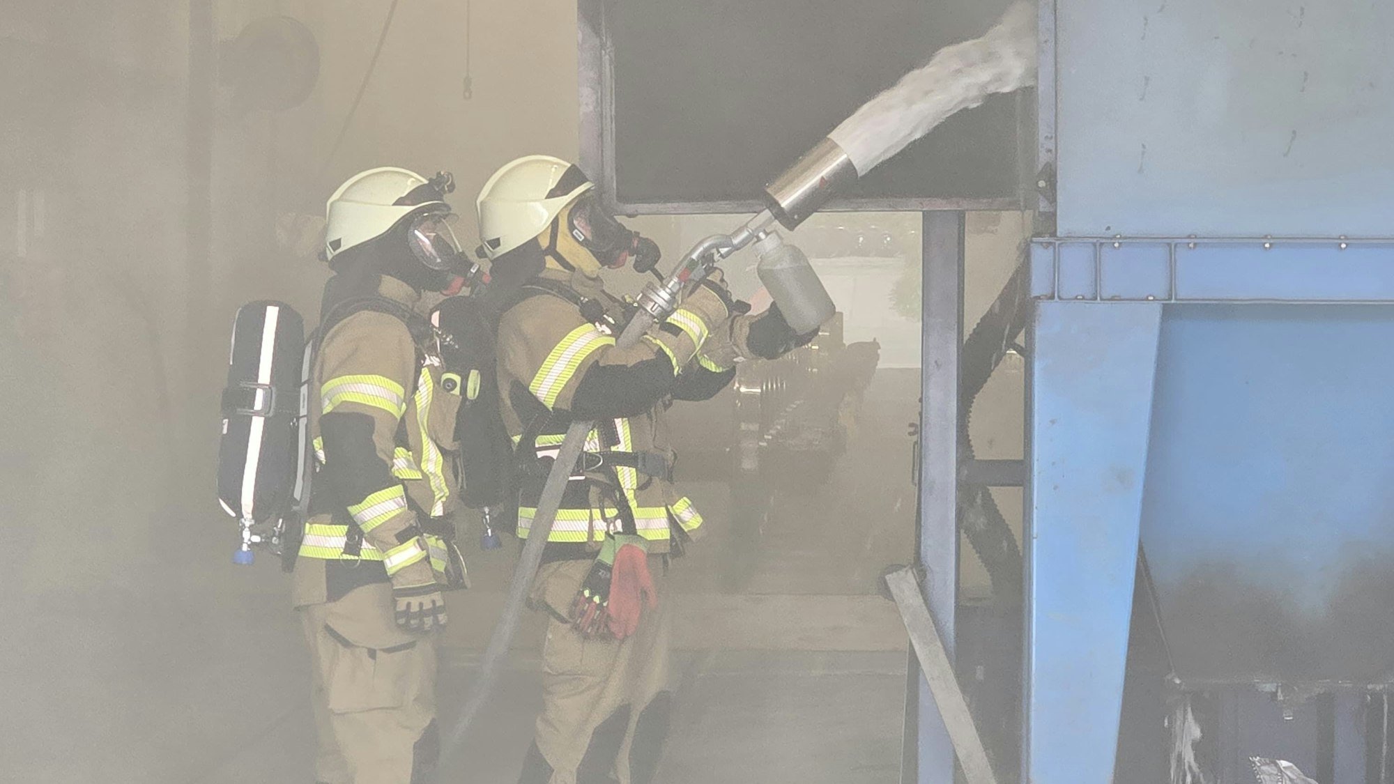 Mehrere Trupps konnten unter schwerem Atemschutz das Feuer löschen.
