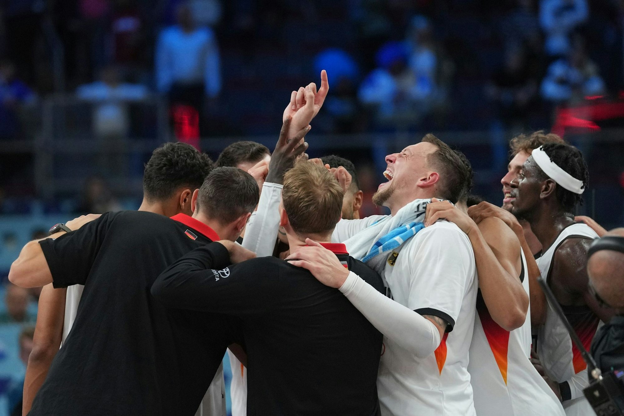 Gemeinsamer Jubel der Basketballer nach dem Finaleinzug.