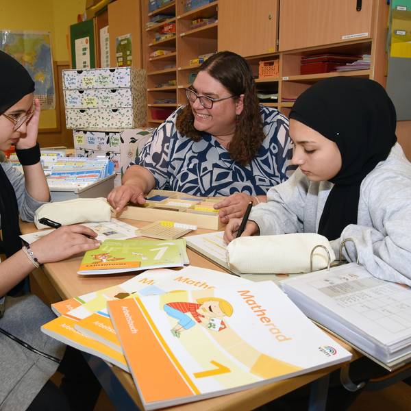 Mathe pauken, aber mit Spaß: Lehrerin Julia Kötting unterrichtet im Programm „Deutsch als Zweitsprache“ an der Leonardo-da-Vinci-Schule in Morsbach auch Mariam (links) und Hala. Die Mädchen stammen aus Syrien. Unser Foto zeigt die Gruppe.