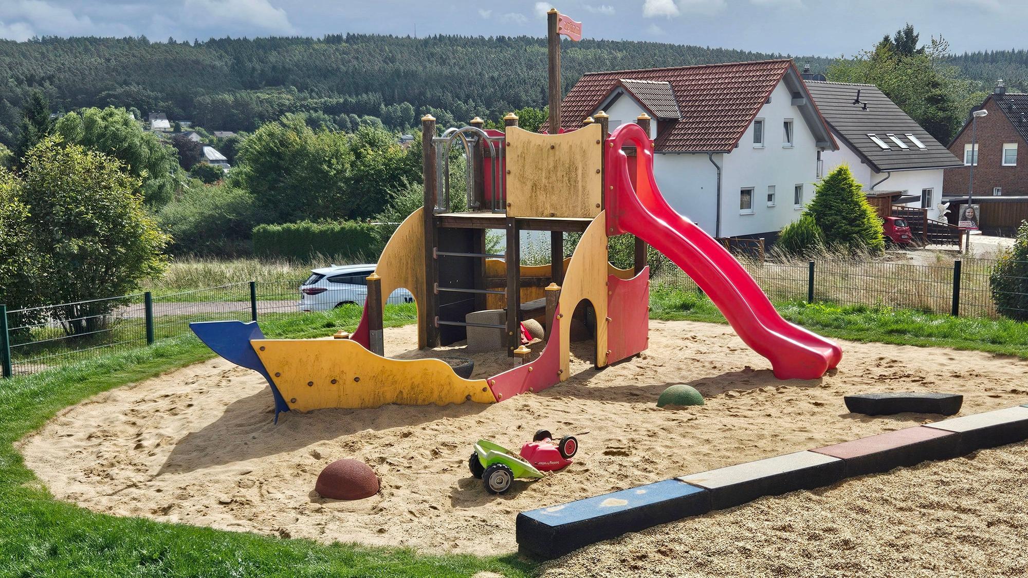 Das Bild zeigt ein Spielgerät in Form eines Schiffs auf einem Spielplatz in Kall.