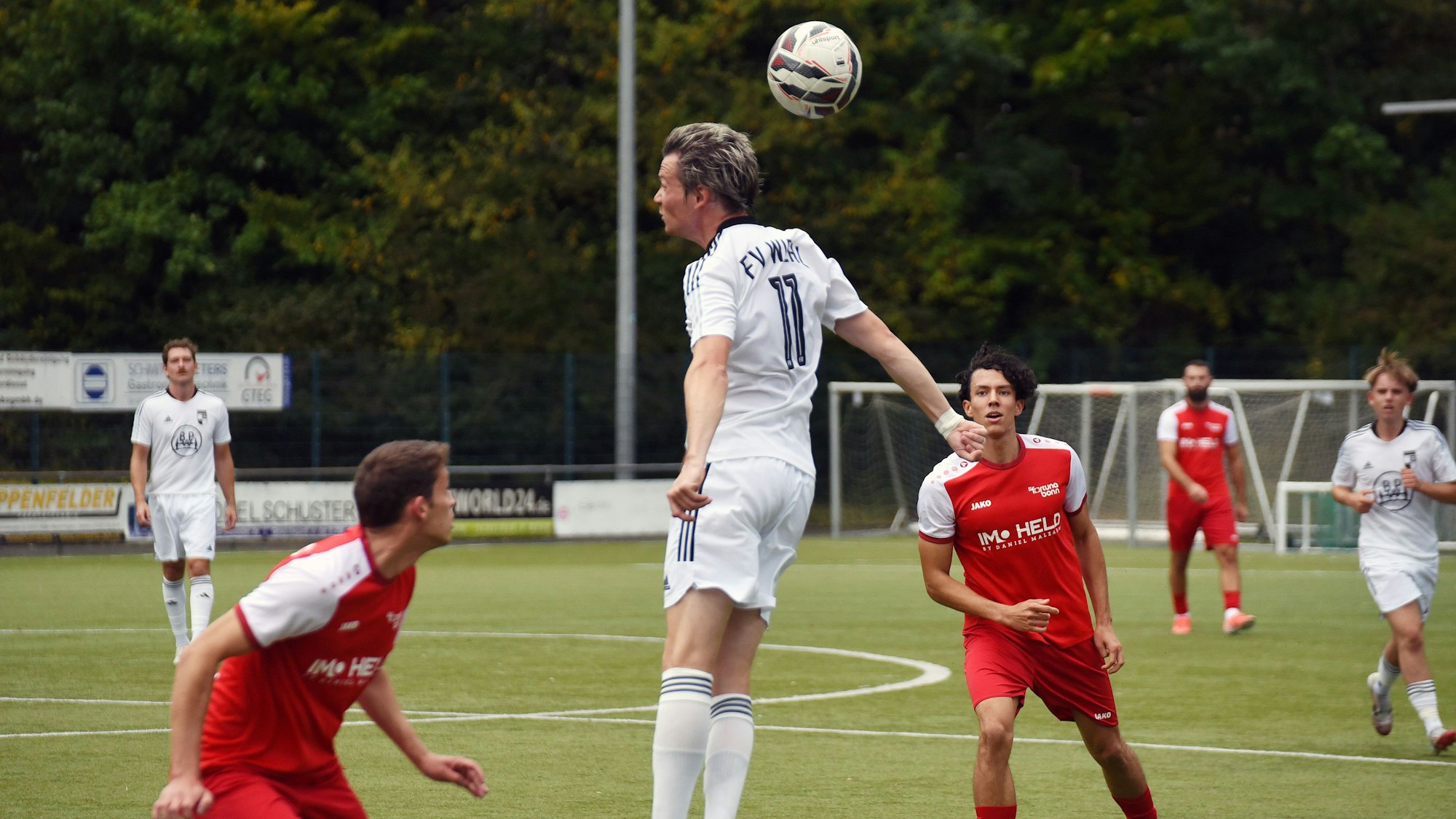 Ein Spieler des FV Wiehl setzt zum Kopfball an.
