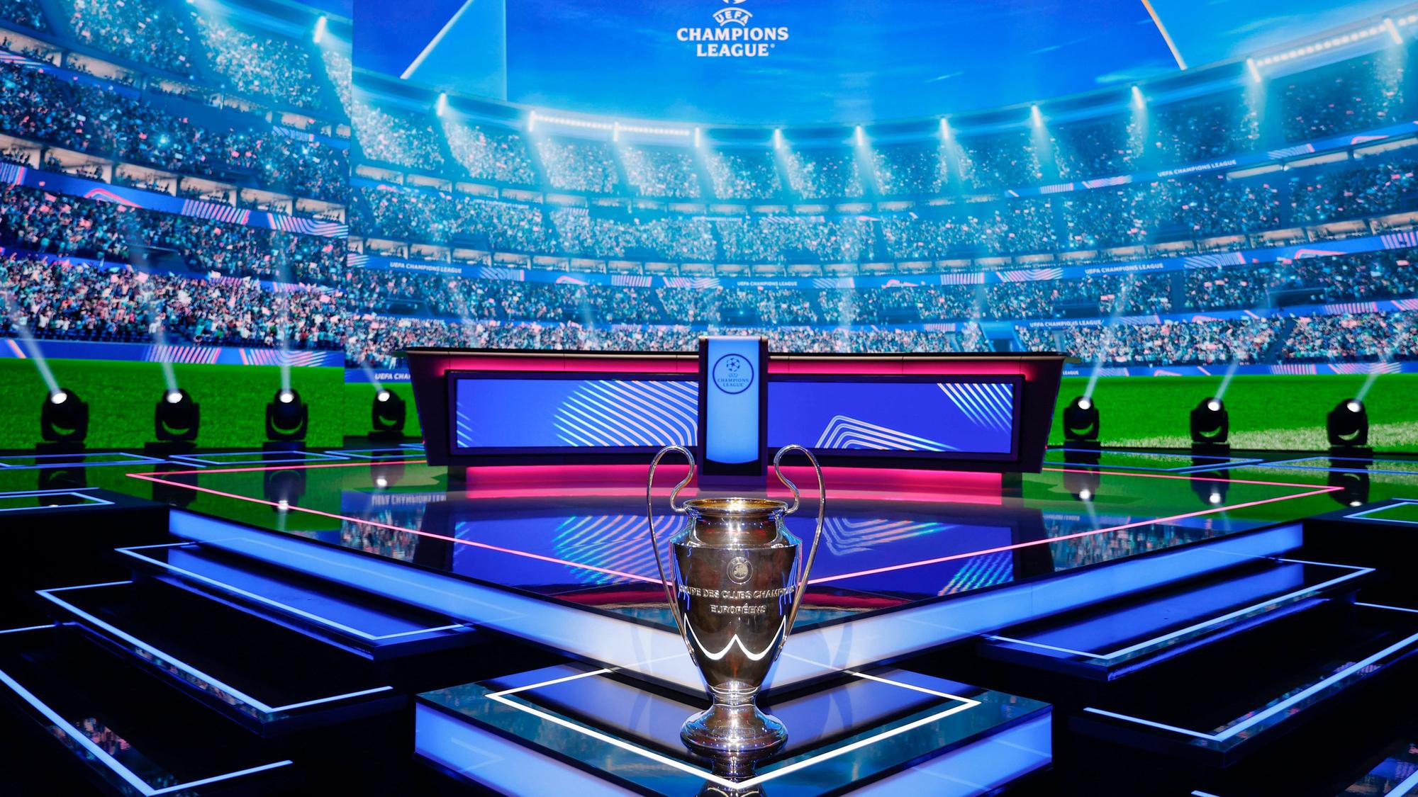 Im Alter von 70 Jahren längst ein riesiges Spektakel: Die UEFA Champions League - hier die Auslosung für 2025/26 in Monaco - ist der größte Klubwettbewerb der Welt.