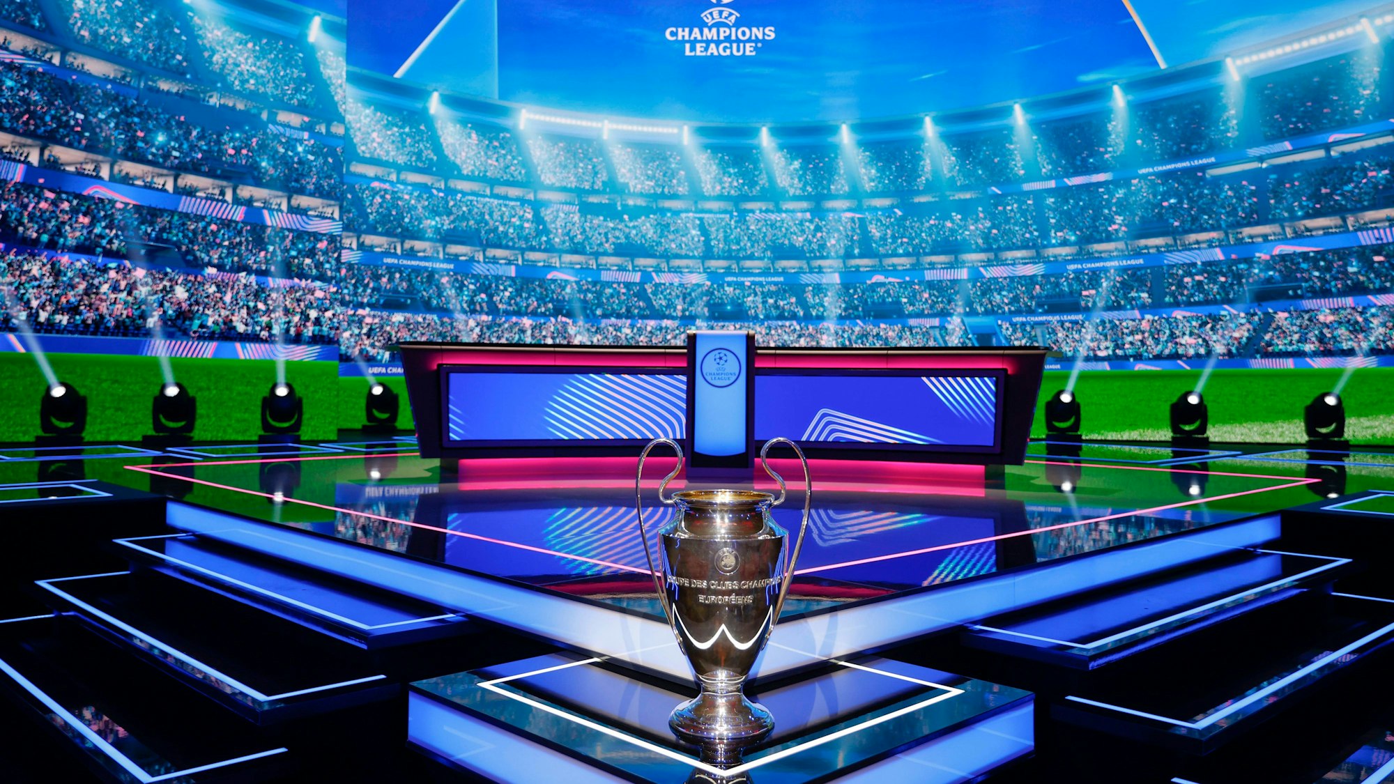 Im Alter von 70 Jahren längst ein riesiges Spektakel: Die UEFA Champions League - hier die Auslosung für 2025/26 in Monaco - ist der größte Klubwettbewerb der Welt.