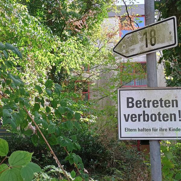 Das Bild zeigt das leerstehende Wohnhaus 18 in Ahe. Auf einem Schild steht „Betreten verboten“.