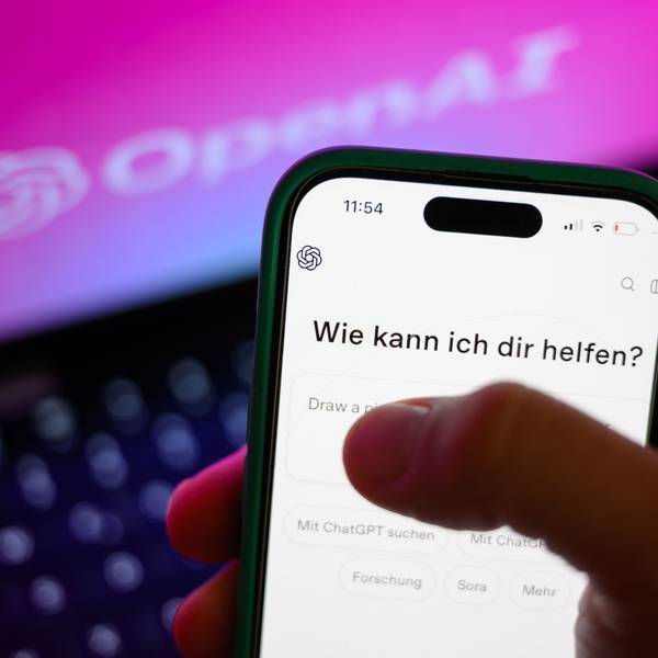 Ein Smartphone mit dem KI-Chatbot ChatGPT ist vor dem Logo des US-Softwareunternehmens OpenAI zu sehen.