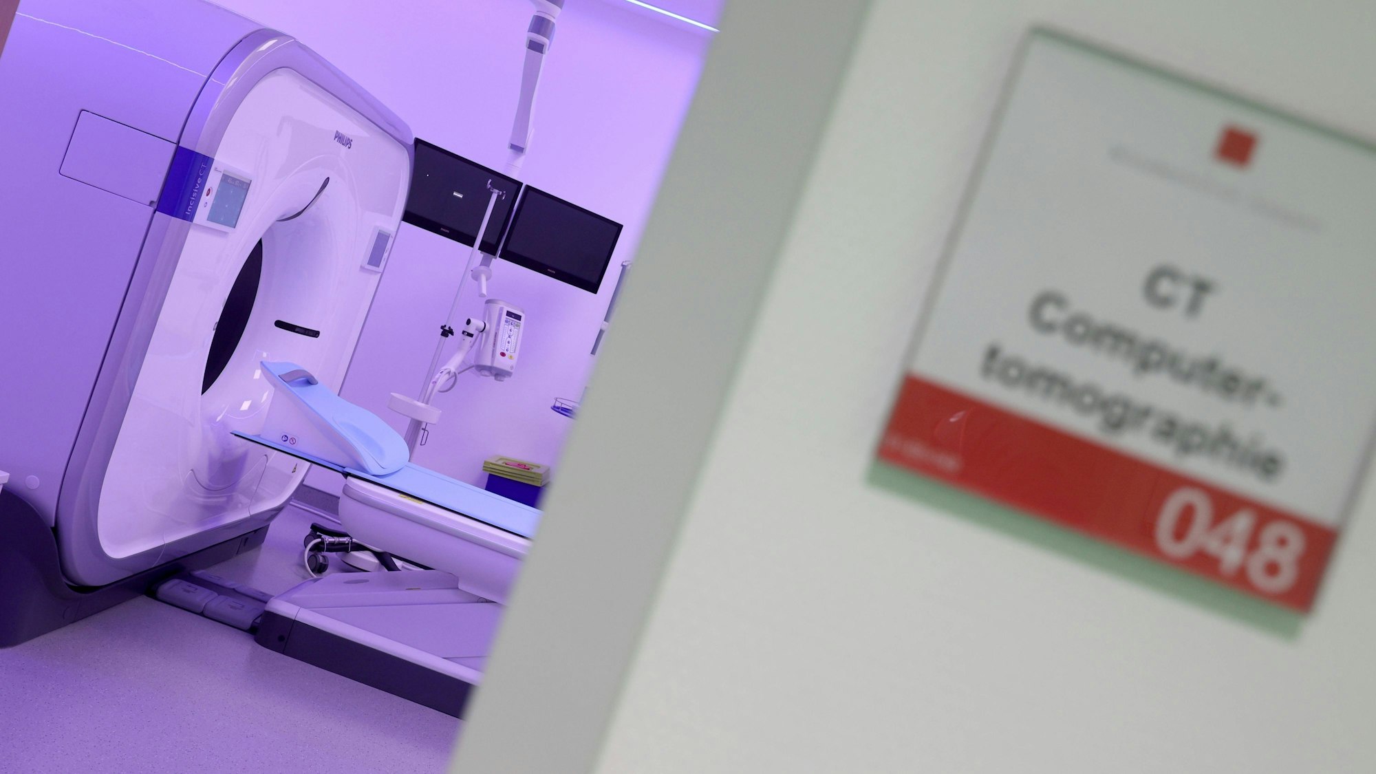 Ein Raum mit einer CT-Röhre